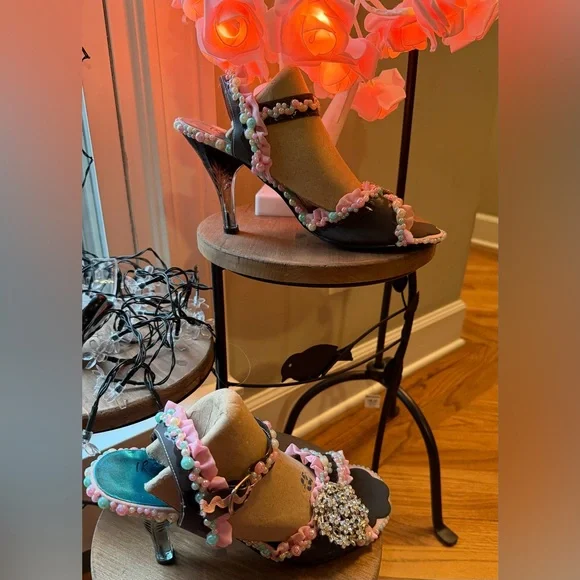 Custom, One~of~a~kind, hand embellished shoe in “baby shower” theme, size 40/US9 - Picture 10 of 17